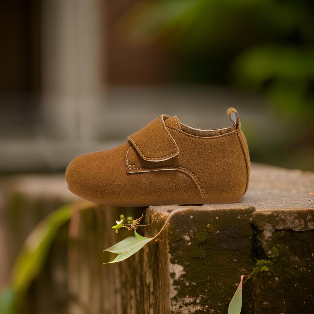 حذاء بني.